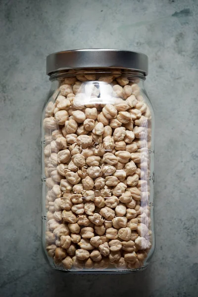 ガラス瓶の中の乾燥ひよこ豆 — ストック写真