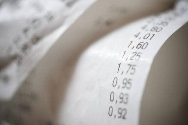 Bir satın alma makbuzunun yakın çekimi.