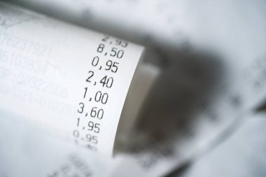 Bir satın alma makbuzunun yakın çekimi.