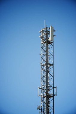 Açık mavi gökyüzü ile telekomünikasyon kulesi.
