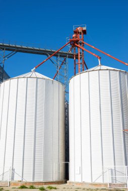 Bir çiftlikte metal tanklar, Zaragoza vilayeti, İspanya Aragon.