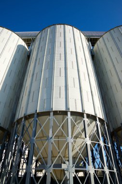 Bir çiftlikte metal tanklar, Zaragoza vilayeti, İspanya Aragon.