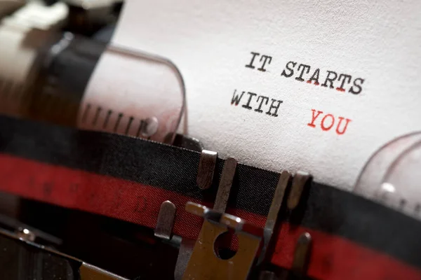 Daktiloyla yazılmış cümlenizle başrolde..