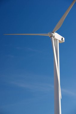 Elektrik üretimi için rüzgar türbini, Zaragoza ili, İspanya Aragon.