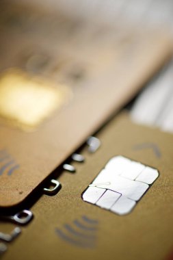 Kredi kartı görüntüsünde elektronik çip.