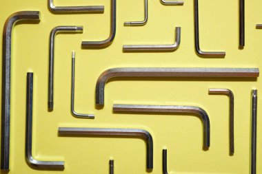 Allen anahtarları sarı masada..