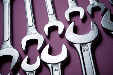 Mor bir masada anahtarlar.