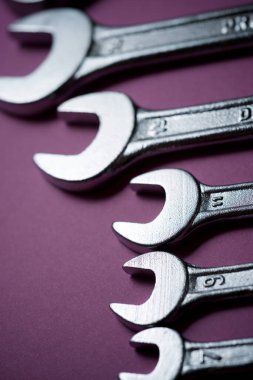 Mor bir masada anahtarlar.