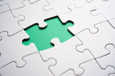 Bir yapbozun parçalarını kapat.