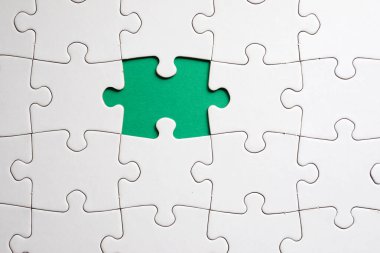 Bir yapbozun parçalarını kapat.