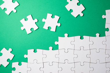 Bir yapbozun parçalarını kapat.