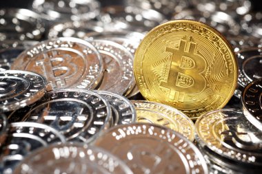 Bitcoins görünümü bir masanın üzerinde.