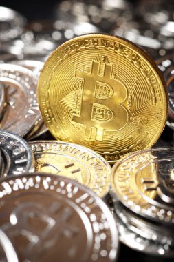 Bitcoins görünümü bir masanın üzerinde.