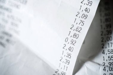 Bir satın alma makbuzunun yakın çekimi.