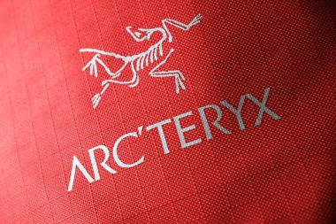 Zaragoza, İspanya, 6 Kasım 2020: Sırt çantasına Arcteryx olarak bilinen dağ sporları markasının logosu dikildi.