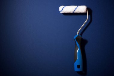 Mavi bir masada boya silindiri.