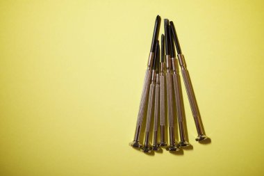 Sarı masadaki tornavidalar.