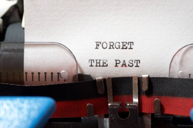 Daktiloyla yazılmış geçmiş cümleyi unut.