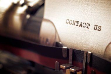 Daktilo ile yazılmış bir ifade ile bizimle irtibata geç.