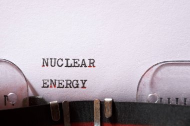 Bir daktilo ile yazılmış nükleer enerji cümlesi.