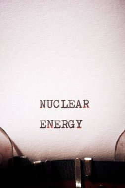 Bir daktilo ile yazılmış nükleer enerji cümlesi.