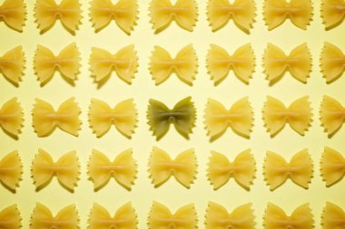 Sarı masadaki makarna kravatları.