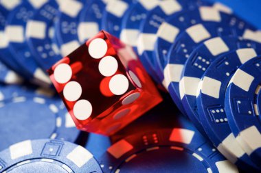 Kumarhane çipleri ve zar görünümü.