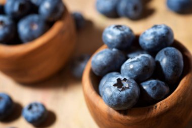 Yaban mersinini ahşap bir kaseye koy..