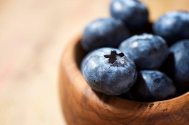 Yaban mersinini ahşap bir kaseye koy..