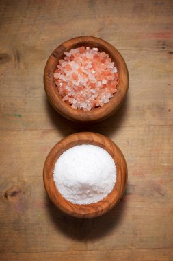 Himalaya ve kasedeki beyaz tuz.