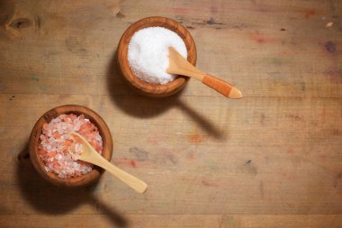 Himalaya ve kasedeki beyaz tuz.