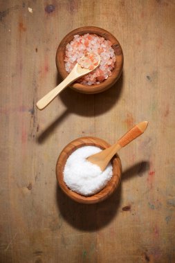 Himalaya ve kasedeki beyaz tuz.