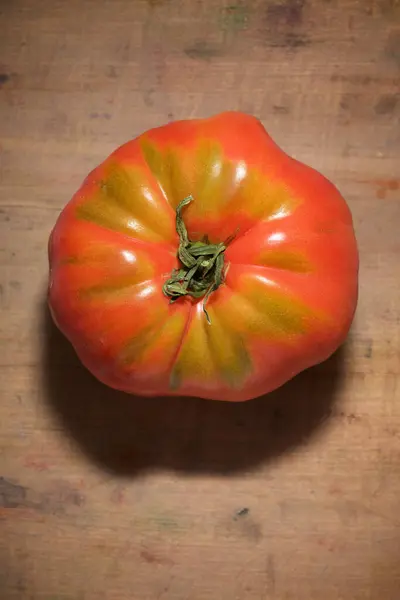 Tomate Uma Mesa Madeira — Fotografia de Stock