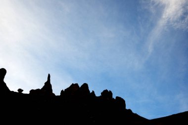 Canfranc Vadisi 'nde kayalık bir zirvenin silueti, Huesca ili, Pireneler, İspanya Aragon.