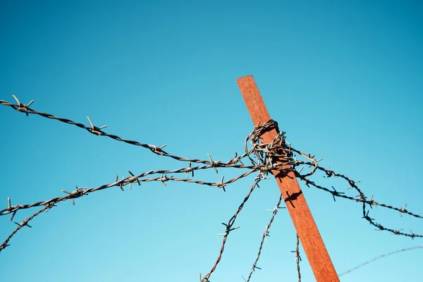 Closeup Rusty Barbed Wire Fence — Stock Photo, Image