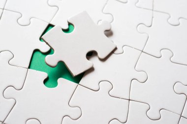 Bir yapbozun parçalarını kapat.