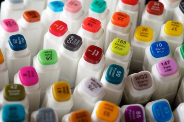 Yukarıdan izlenen büyük bir grup keçeli kalem.