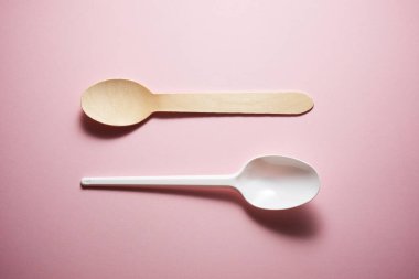 Tek kullanımlık ahşap ve plastik çatal bıçak..