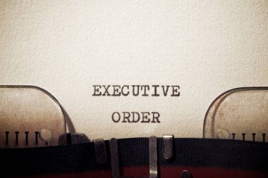 Bir daktilo ile yazılmış yönetici sıralama cümlesi.