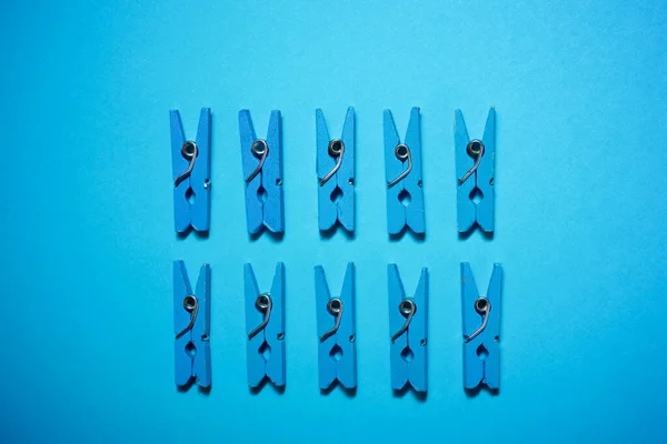 Mavi Masadaki Küçük Mandallar — Stok fotoğraf