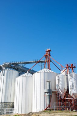 Bir çiftlikte metal tanklar, Zaragoza vilayeti, İspanya Aragon.