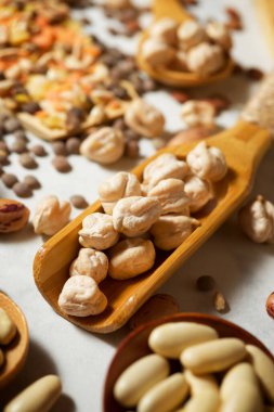 Farklı türde baklagil seçimi.