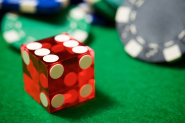 Kumarhane çipleri ve zar görünümü.