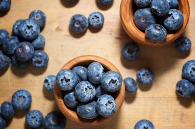 Yaban mersinini ahşap bir kaseye koy..