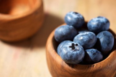 Yaban mersinini ahşap bir kaseye koy..