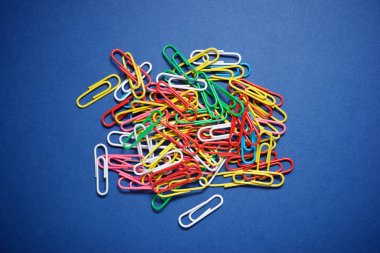 Mavi bir masada ataç grubu.