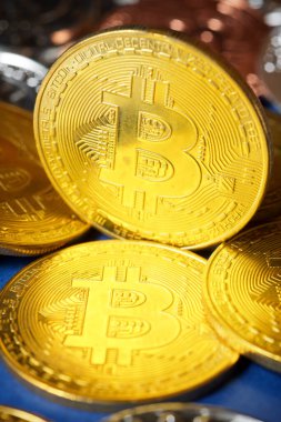 Bitcoins görünümü bir masanın üzerinde.