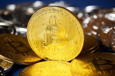 Bitcoins görünümü bir masanın üzerinde.