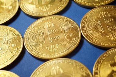 Mavi yüzeyde bitcoinler.