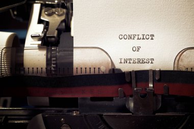 Bir daktilo ile yazılmış çıkar çatışması ifadesi.